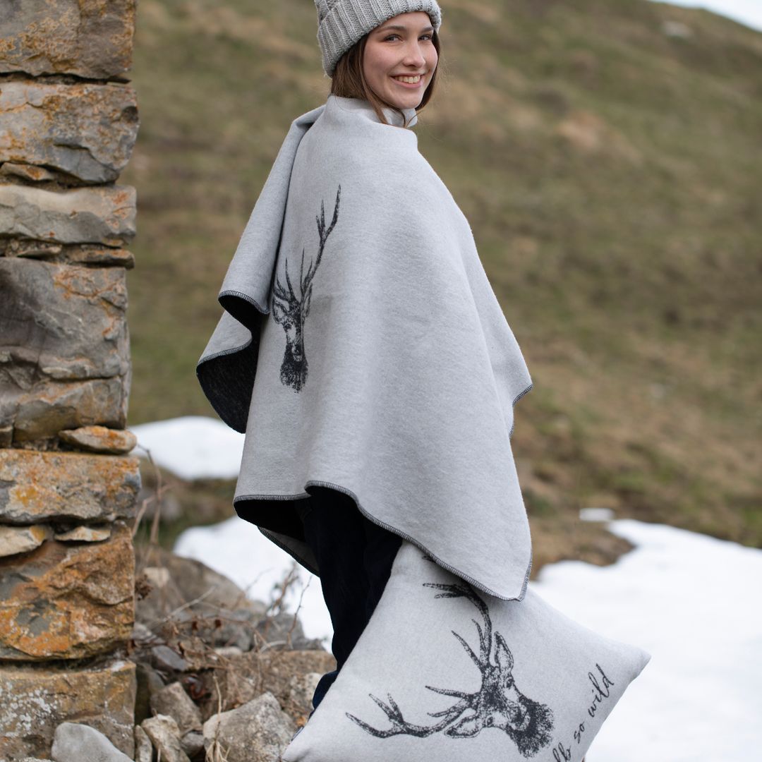 Poncho met hert david fussenegger uit oostenrijk