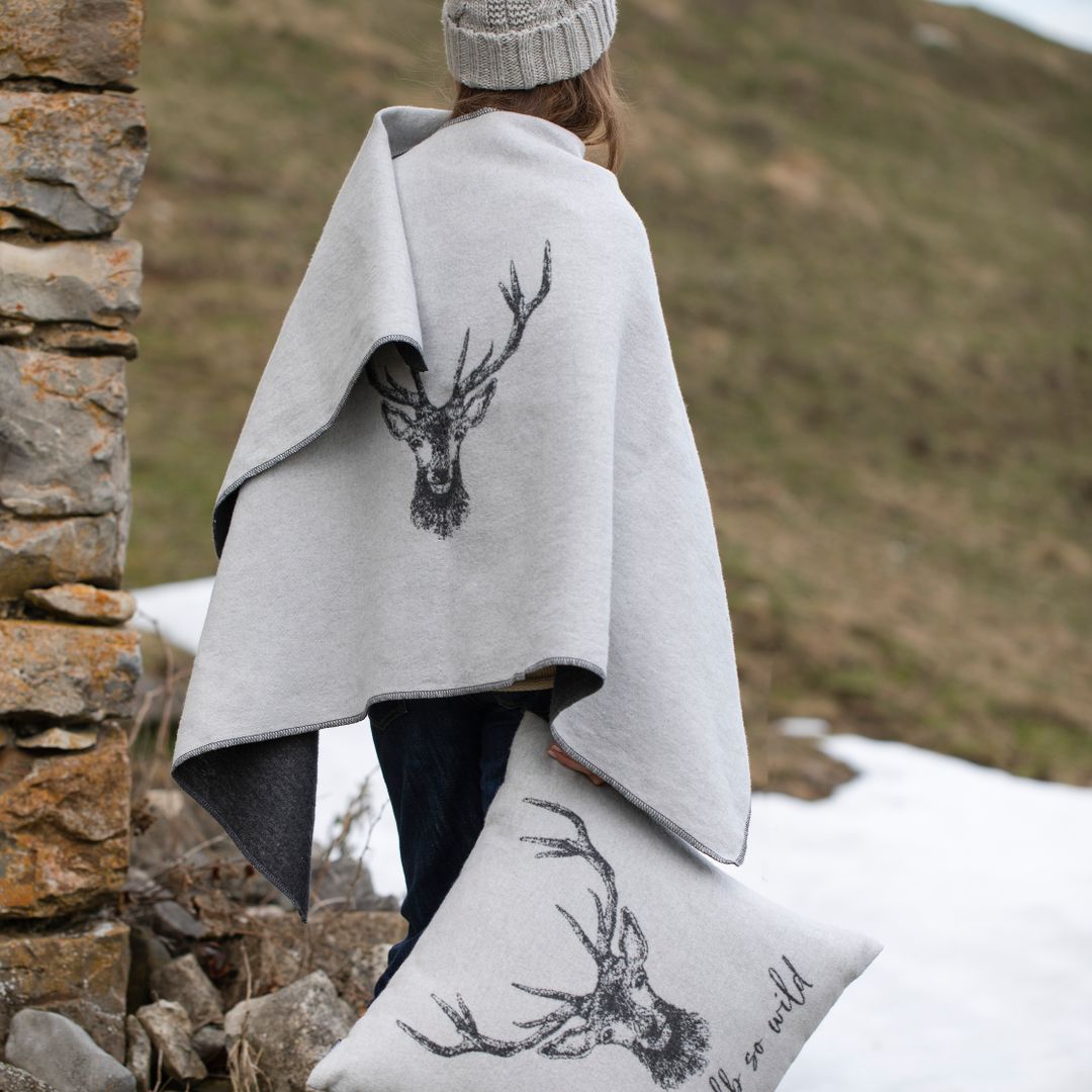 Poncho met hert david fussenegger uit oostenrijk